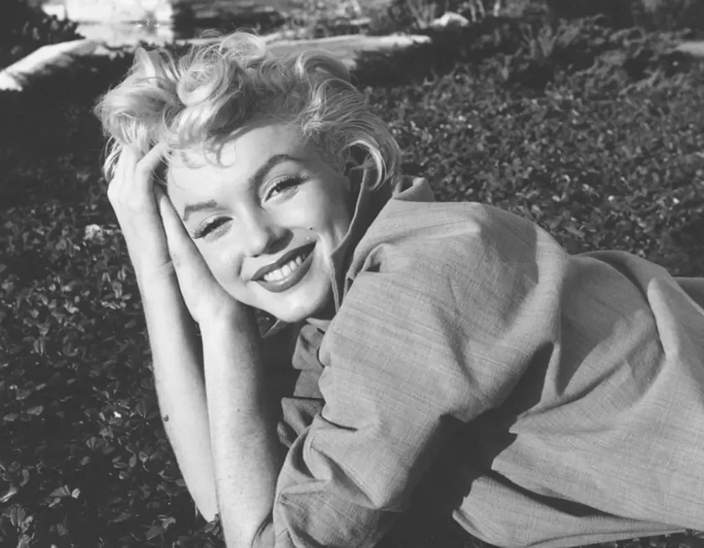 marilyn monroe smiling to the camera